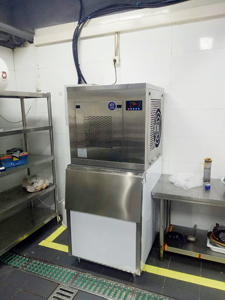 300公斤片冰机交付山东东营某餐饮店使用