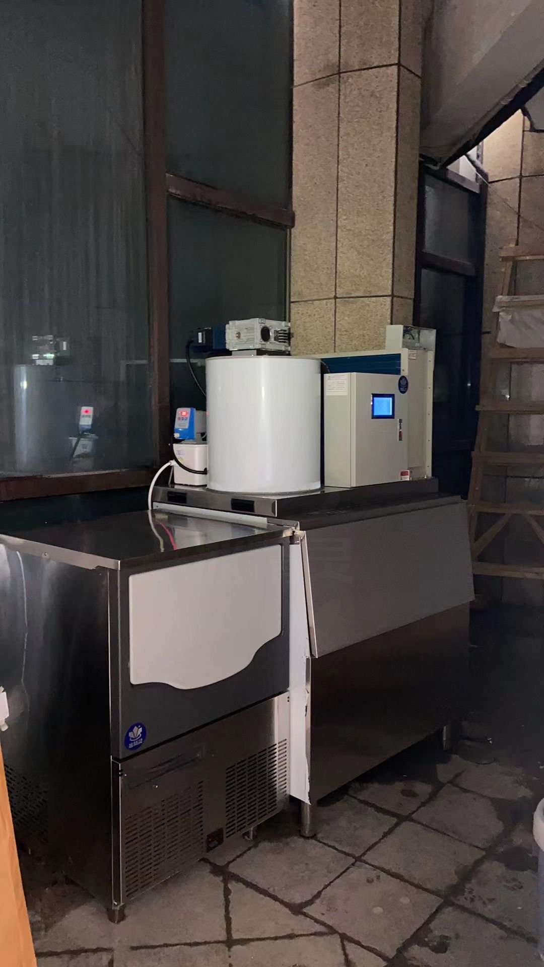 500公斤片冰机+方块机交付浙江宁波《幸福宴海鲜餐厅》