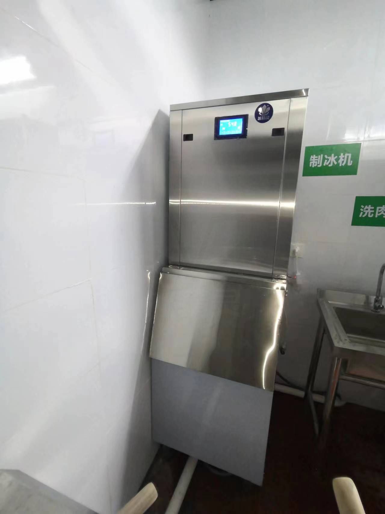300公斤雪花制冰机交付广东茂名印象汇负一楼火锅店