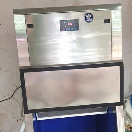 300公斤带外罩片冰机交付上海某商贸市场使用