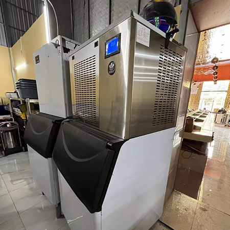 300公斤雪花制冰机交付上海某餐饮店使用