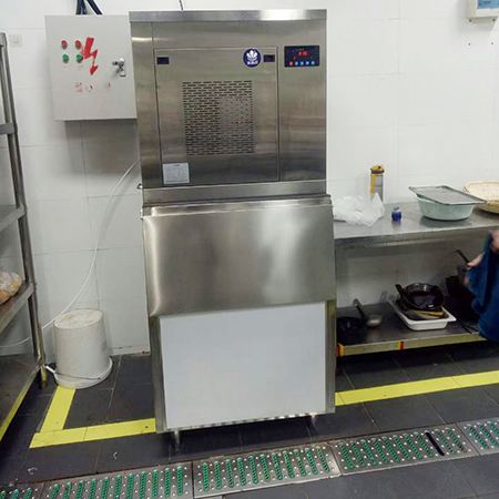 300公斤片冰机交付山东东营某餐饮店使用