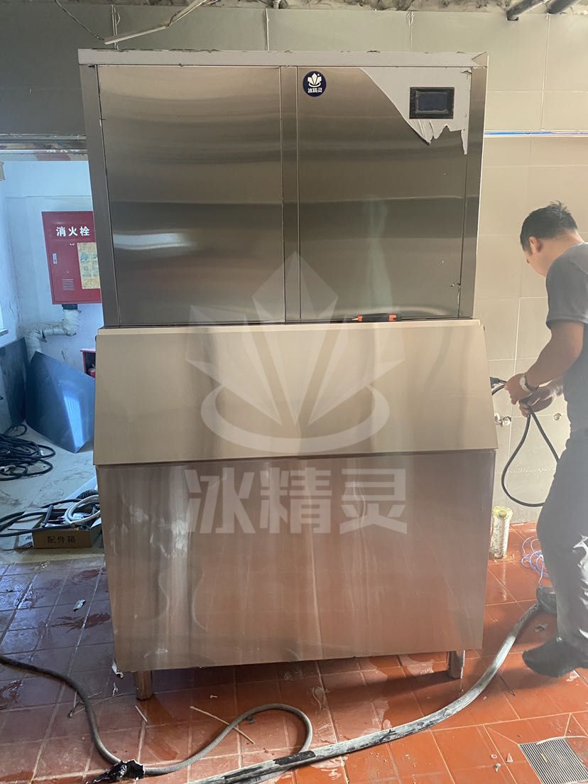 1吨雪花制冰机已交付北京西城《醺季鼓楼院子》