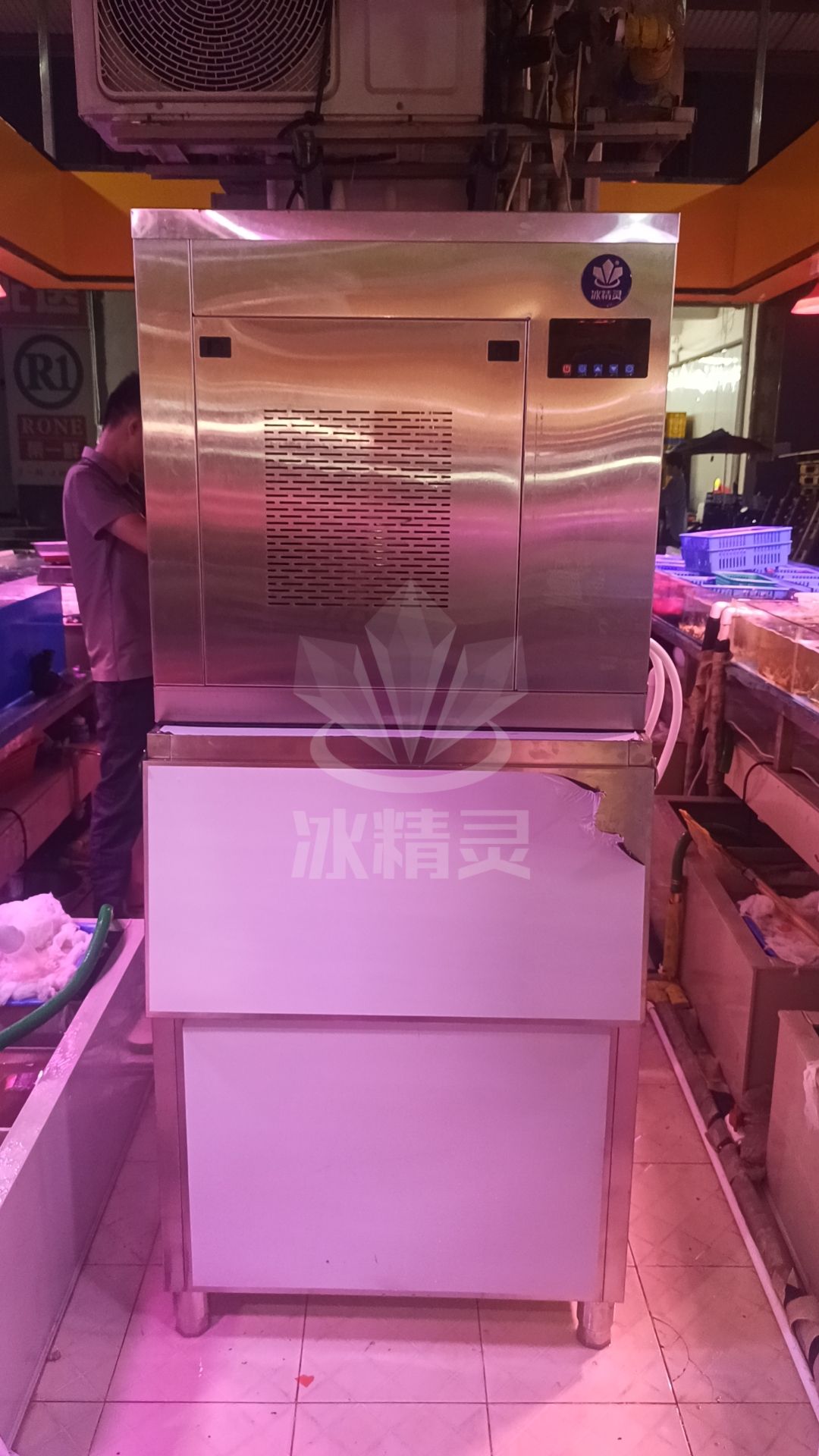 300公斤片冰机已交付广东东莞《主山塘边头农贸市场海鲜档 》