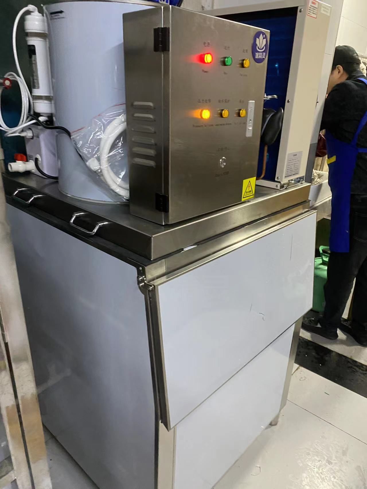 300公斤片冰机已交付湖北十堰《每日鲜超市 》