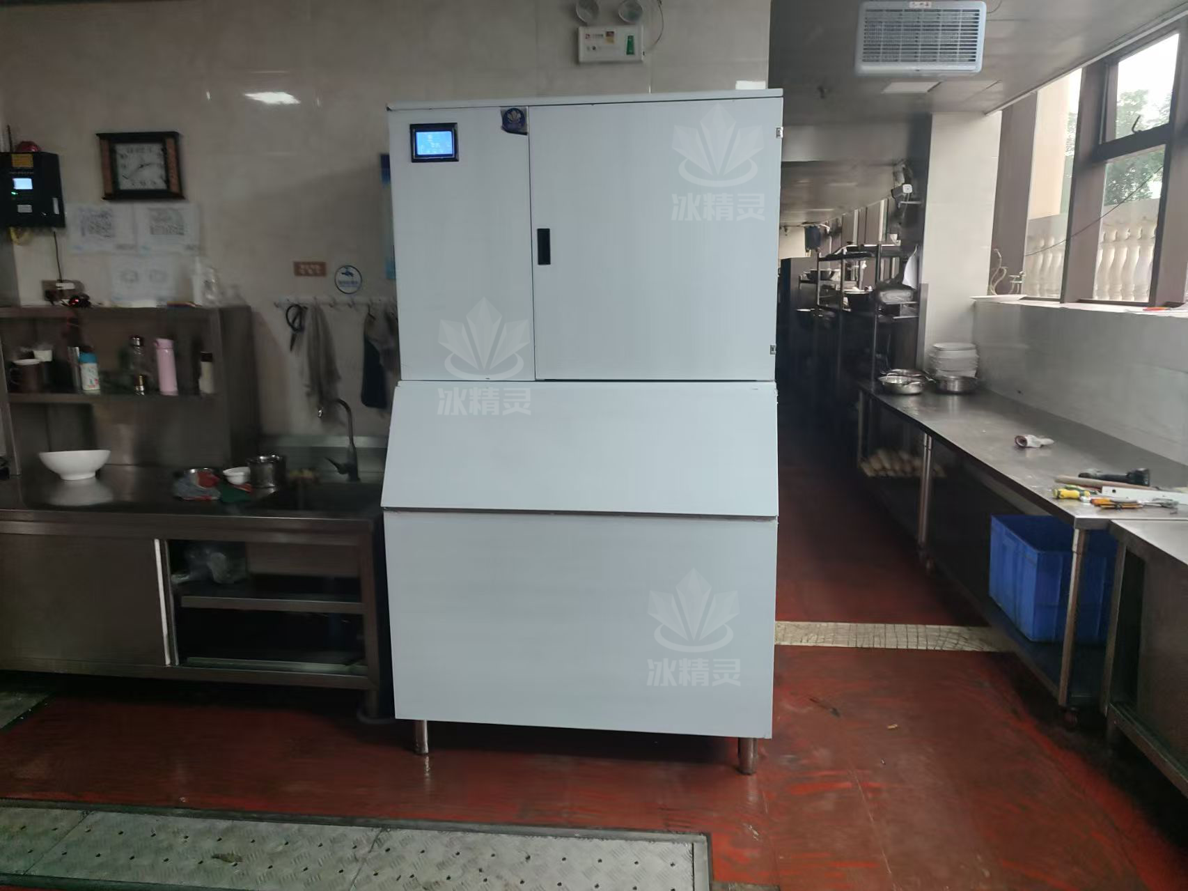 1吨纯雪花制冰机交付重庆渝北区《丽豪酒店》