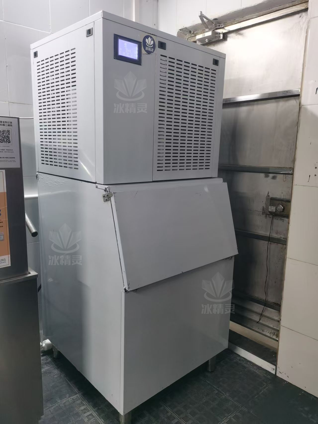 300公斤片冰机交付东莞市东城区《老牌潮菜海鲜砂锅粥》