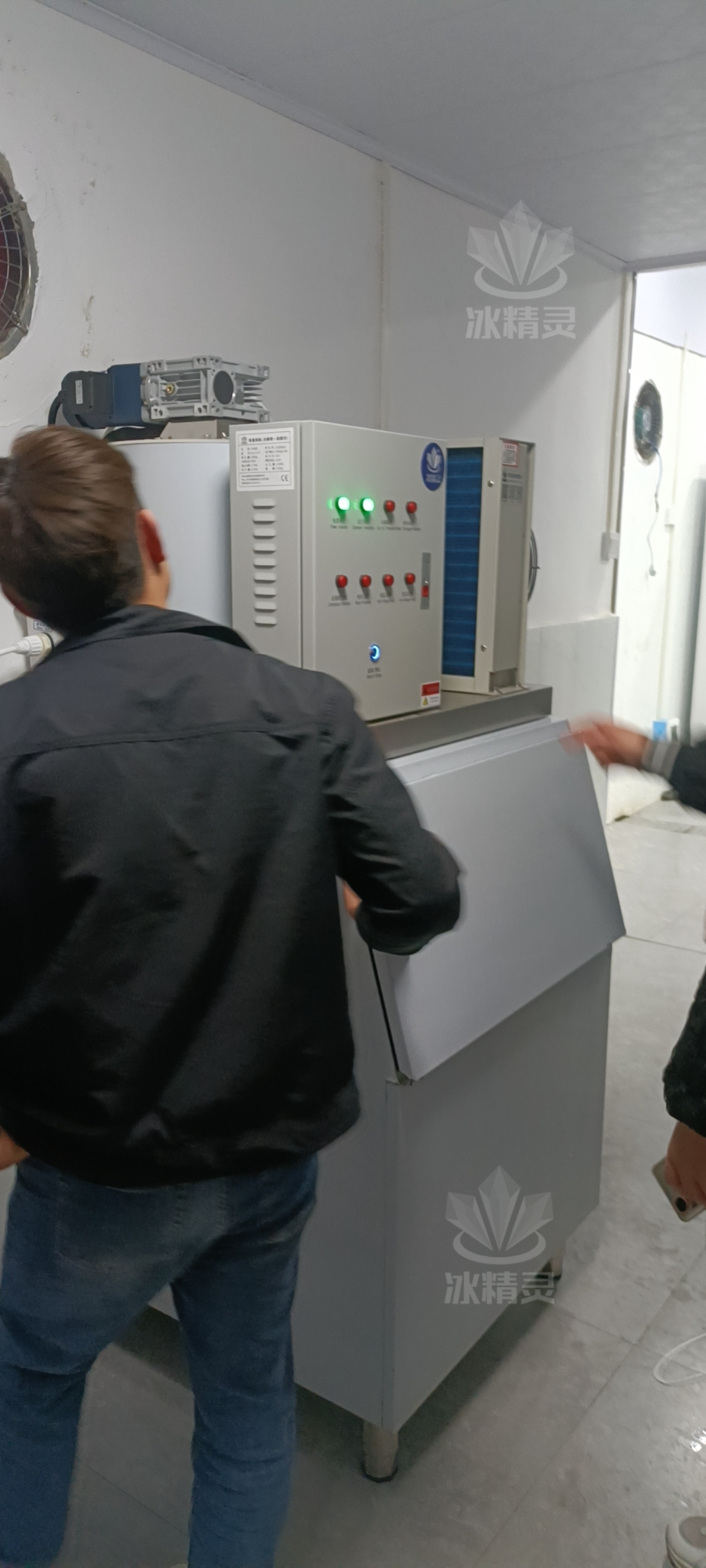 300公斤片冰机交付贵州铜仁市孟溪镇一百购物中心