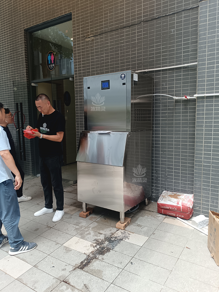 300公斤上排风款片冰机交付广东省深圳市《壹润发精品超市》
